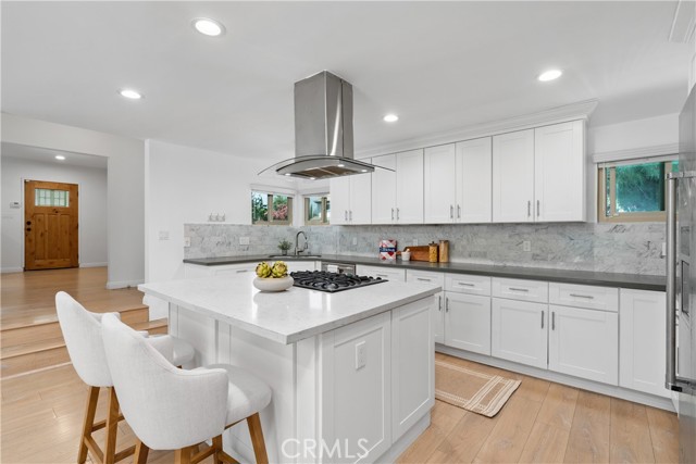 5732 Wilbur Avenue, Tarzana CA: https://media.crmls.org/medias/5def32d3-5afe-4f16-b9e7-badfc8a0cf8c.jpg