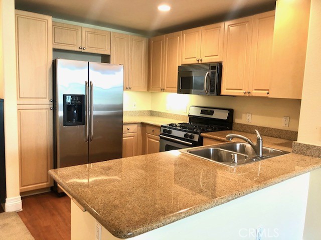 2339 Watermarke Place Irvine, California Stunning 1 Bed & 1 Bath on the third floor with greenbelt views from the balcony! Home includes granite counter tops in kitchen and bathrooms, stain steel appliances in kitchen, custom ceiling fan in master bedroom and vinyl flooring in kitchen. Experience a Resort lifestyle in one of the best Securely Gated condominiums in OC! The Watermarke community provides you with a a lot of amenities such as, business center, top-of-the-line fitness center, movie viewing room, 3 pools, 4 spas, and an indoor basketball court & tennis courts. Also available as 6 MONTH LEASE for $2300 per month