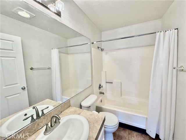 Detail Gallery Image 9 of 12 For 7045 Woodley Ave #211,  Van Nuys,  CA 91406 - 2 Beds | 2 Baths