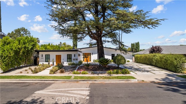23427 Canzonet Street, Woodland Hills CA: https://media.crmls.org/medias/5df29498-7e5e-44a7-91b6-fcc194bfef21.jpg