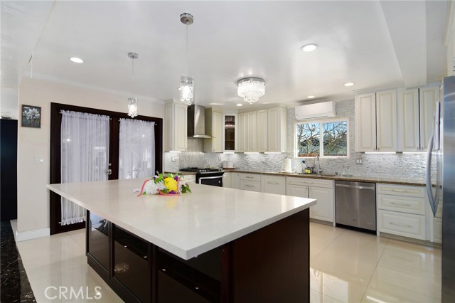 Detail Gallery Image 14 of 42 For 6508 Moorcroft Ave, Woodland Hills,  CA 91303 - 5 Beds | 3/1 Baths