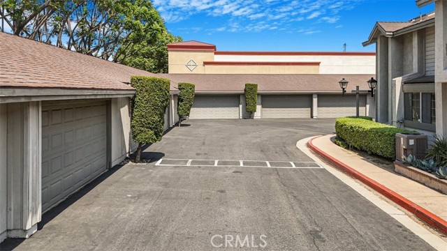 2220 E Chapman Avenue, Fullerton CA: https://media.crmls.org/medias/5df6542b-6389-42f2-bdeb-98ac85304a71.jpg