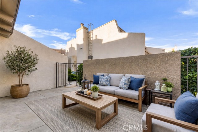 Detail Gallery Image 2 of 41 For 18423 Collins St a,  Tarzana,  CA 91356 - 2 Beds | 1/1 Baths