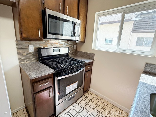 Detail Gallery Image 6 of 21 For 9800 Sepulveda Bld #45,  North Hills,  CA 91343 - 2 Beds | 2 Baths