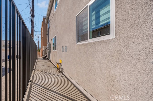 Detail Gallery Image 3 of 20 For 413 S Kenneth Rd #201,  Burbank,  CA 91501 - 2 Beds | 2 Baths