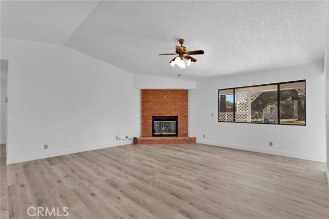 Detail Gallery Image 6 of 58 For 13027 Quapaw, Apple Valley,  CA 92308 - 4 Beds | 3/1 Baths