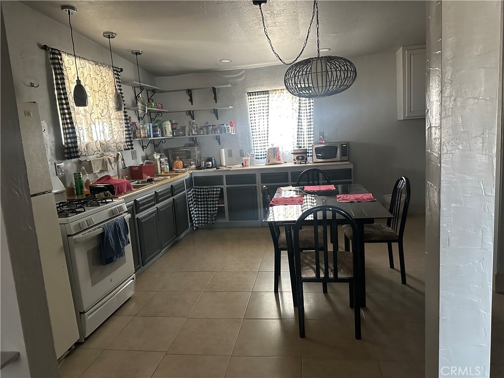 https://media.crmls.org/medias/5df96bff-a6a4-4524-8020-d402e98dad25.jpg?preset=X-Large