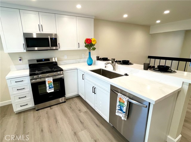 Detail Gallery Image 5 of 24 For 22271 Erwin St, Woodland Hills,  CA 91367 - 3 Beds | 2/1 Baths