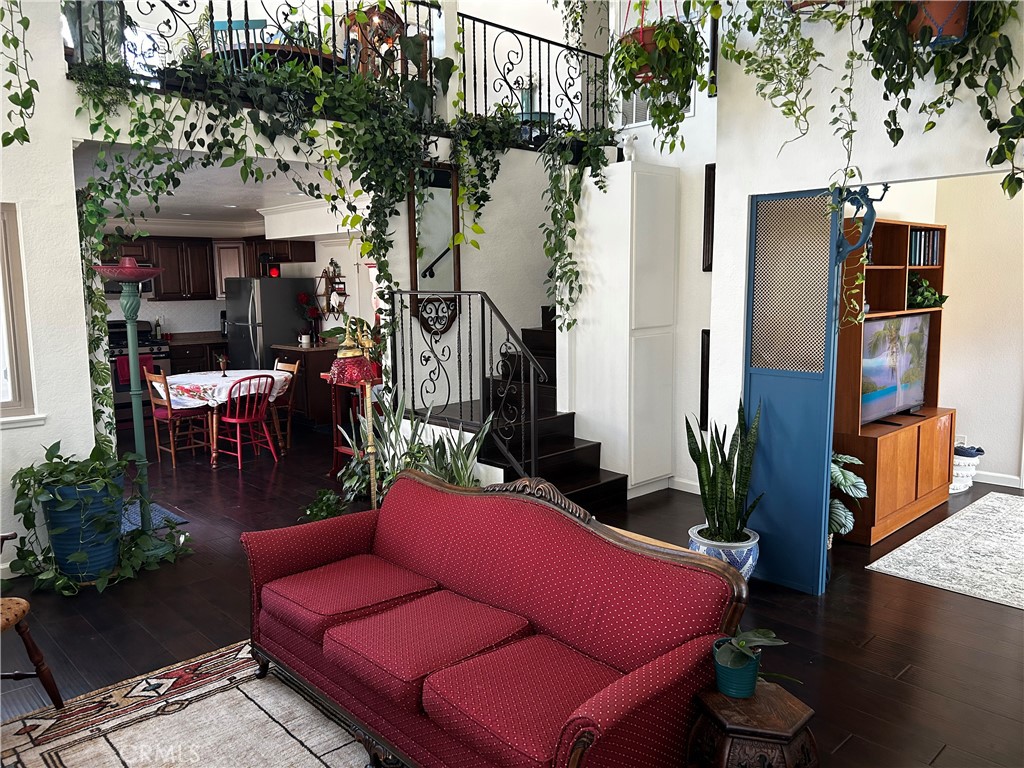 https://media.crmls.org/medias/5dfa8411-dcda-417d-88f3-495c9acaa104.jpg?preset=X-Large