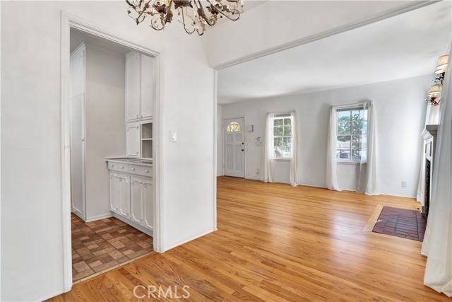 Detail Gallery Image 8 of 30 For 5239 Comercio Ave, Woodland Hills,  CA 91364 - 2 Beds | 1 Baths