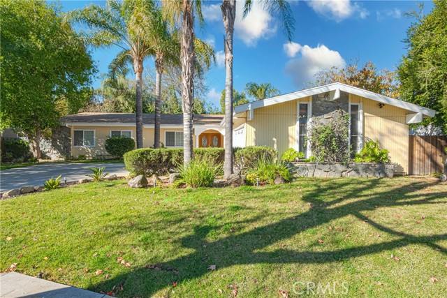 6045 Sausalito Avenue, Woodland Hills CA: https://media.crmls.org/medias/5dfc7548-b186-47a4-b710-68e4f2fdf1ed.jpg