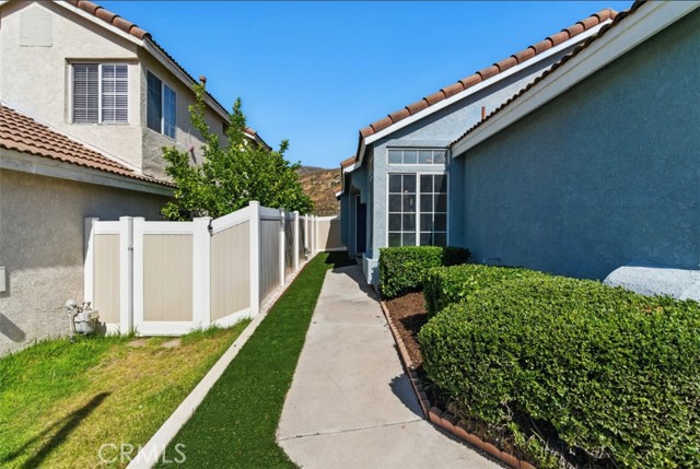 11979 Savona Dr, Fontana CA: https://media.crmls.org/medias/5dfd7402-e024-4e74-bfc0-0cc516f5052e.jpg