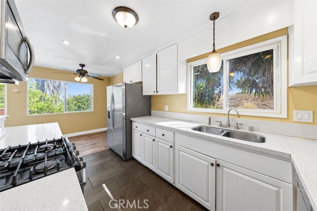 Detail Gallery Image 4 of 34 For 8808 Leigh Ave, Spring Valley,  CA 91977 - 4 Beds | 2 Baths
