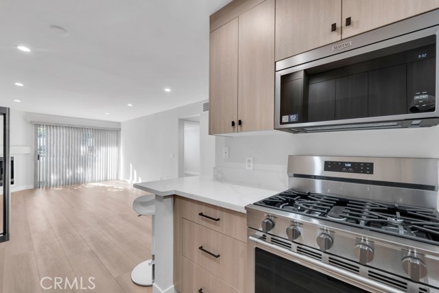 Detail Gallery Image 5 of 28 For 5500 Owensmouth Ave #128,  Woodland Hills,  CA 91367 - 2 Beds | 2 Baths