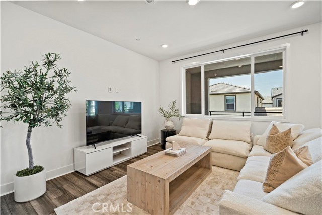 297 Lynx, Irvine CA: https://media.crmls.org/medias/5dfe5c6a-d78e-4b1d-8821-4f8bb6c62ca3.jpg