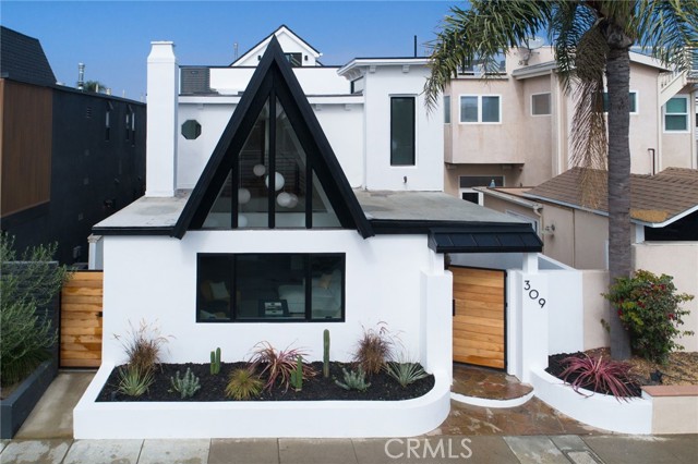 Detail Gallery Image 1 of 50 For 309 N Walnut St, Newport Beach,  CA 92663 - 4 Beds | 4 Baths