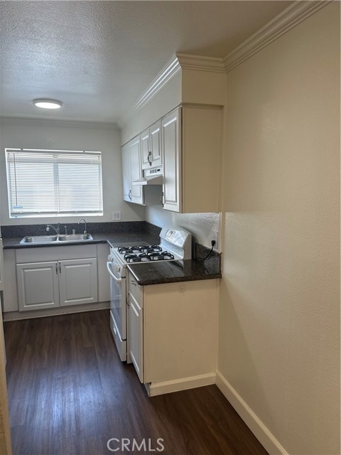 Detail Gallery Image 8 of 9 For 240 W Verdugo Ave #K,  Burbank,  CA 91502 - 2 Beds | 2 Baths