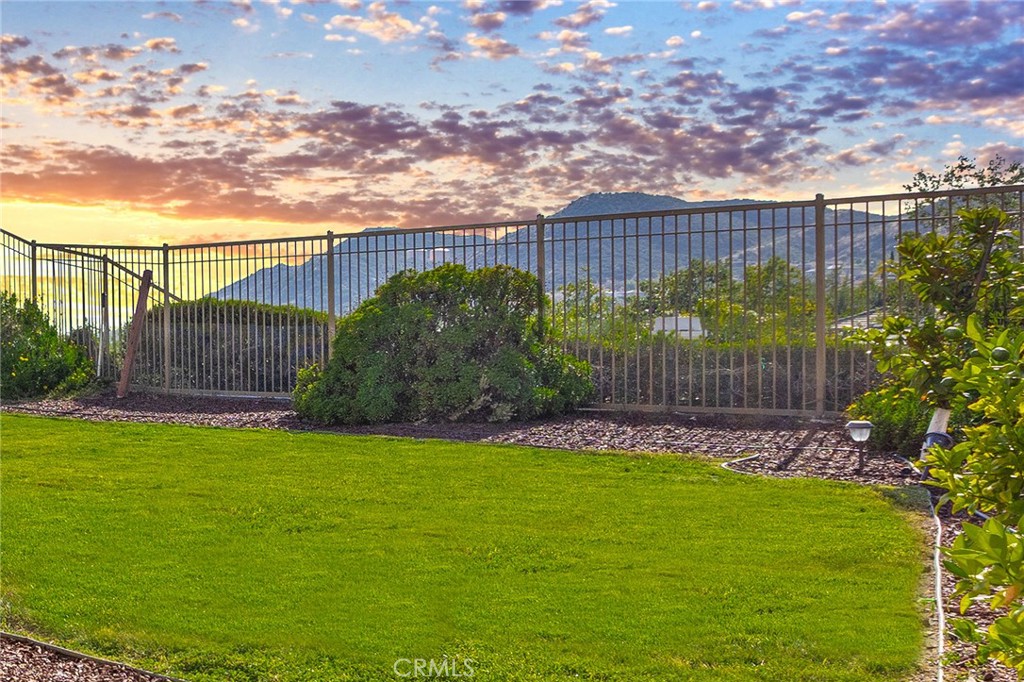 https://media.crmls.org/medias/5e035ce4-d28c-4bf4-a28d-d4ca1bf7c2cc.jpg?preset=X-Large