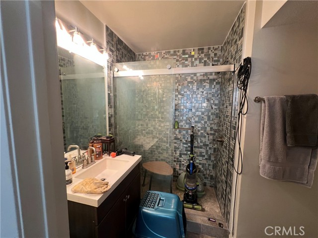 Detail Gallery Image 6 of 7 For 6323 Reseda Bld #5,  Tarzana,  CA 91335 - 2 Beds | 3 Baths