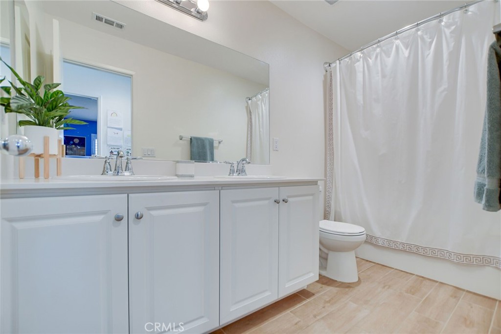 Upstairs hall bathroom