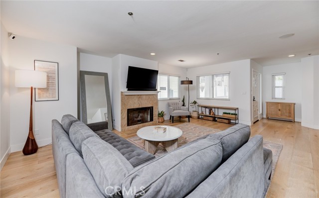 Detail Gallery Image 5 of 42 For 1924 Ruhland Ave #B,  Redondo Beach,  CA 90278 - 3 Beds | 2/1 Baths