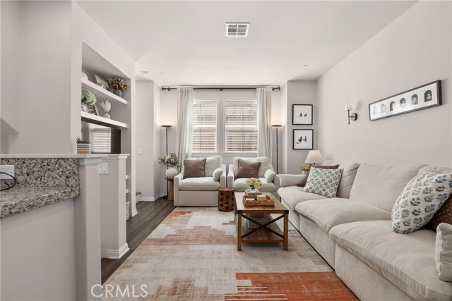 Detail Gallery Image 7 of 28 For 14104 W Birch Ln, Van Nuys,  CA 91405 - 3 Beds | 3 Baths