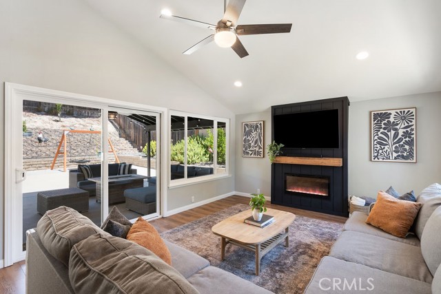 Detail Gallery Image 7 of 34 For 1925 Meadow Brook Ct, Thousand Oaks,  CA 91362 - 4 Beds | 2/1 Baths