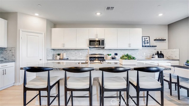 Detail Gallery Image 2 of 27 For 17593 Crabtree Meadows, Hesperia,  CA 92345 - 4 Beds | 3/1 Baths