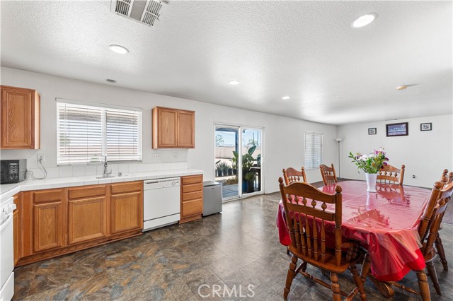 16029 White Mountain Place, Victorville CA: https://media.crmls.org/medias/5e178767-ec94-498c-8b04-cbfa77a6cb27.jpg