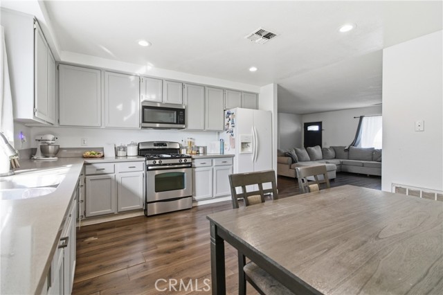 Detail Gallery Image 9 of 22 For 10424 Stage Coach Dr, Adelanto,  CA 92301 - 3 Beds | 2 Baths