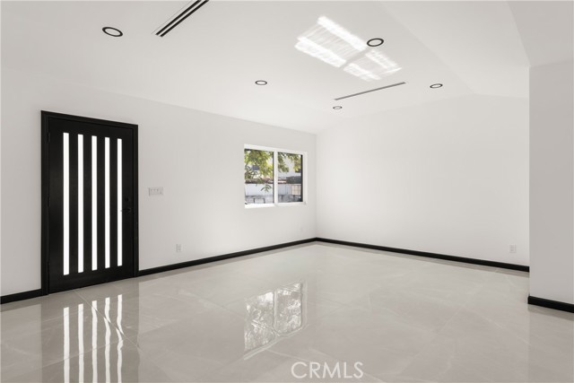 Detail Gallery Image 4 of 33 For 7943 Ledge Ave, Sun Valley,  CA 91352 - 3 Beds | 3 Baths