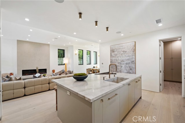 10840 Queensland, Los Angeles CA: https://media.crmls.org/medias/5e17dcfe-0b38-481a-9e51-6cccf71bf8ec.jpg