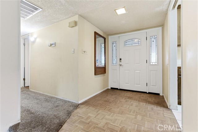 Detail Gallery Image 4 of 42 For 2404 Prestwick Ct, Bakersfield,  CA 93309 - 3 Beds | 2 Baths