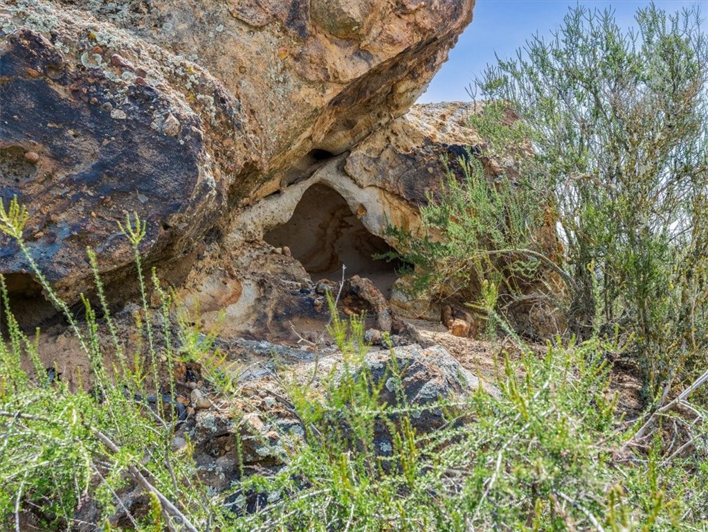 https://media.crmls.org/medias/5e198562-ca03-4c43-82a3-1391e0c02bc3.jpg?preset=X-Large
