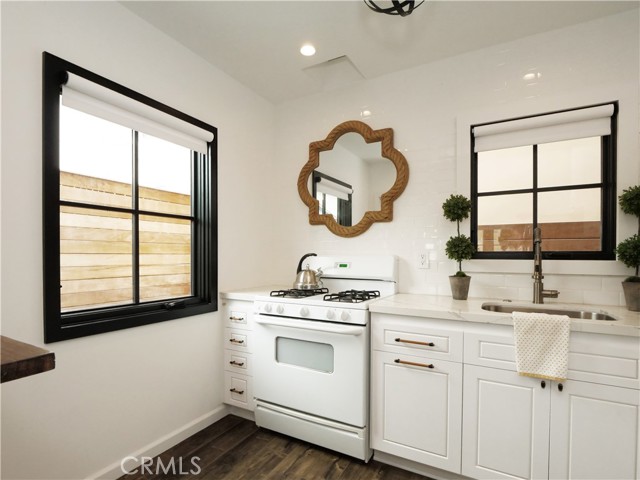 229 Marine Place, Manhattan Beach CA: https://media.crmls.org/medias/5e19895c-7ce4-4d49-9784-092af9985a71.jpg