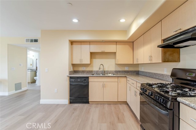 Detail Gallery Image 6 of 17 For 1466 Tamarind Ave #104,  Los Angeles,  CA 90028 - 2 Beds | 2 Baths