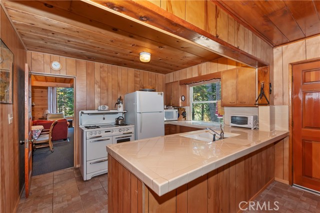 Detail Gallery Image 16 of 33 For 648 Crest Estates Dr, Lake Arrowhead,  CA 92352 - 2 Beds | 1 Baths