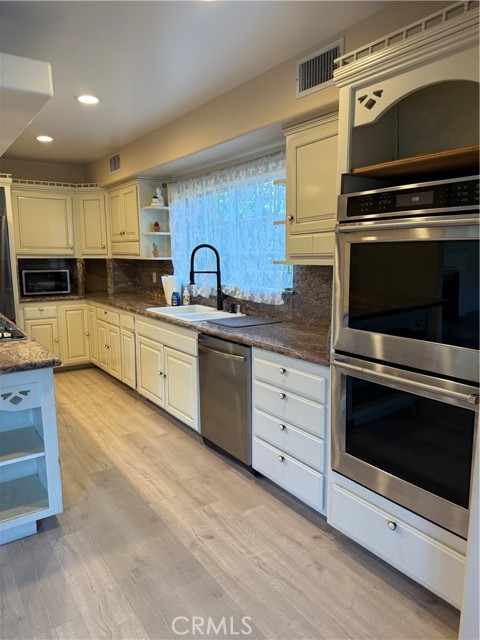 Detail Gallery Image 33 of 60 For 5224 Woodlake, Woodland Hills,  CA 91367 - 4 Beds | 3/1 Baths