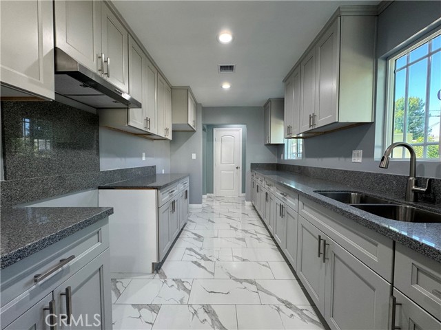 Detail Gallery Image 7 of 26 For 7611 Bloomington Ave, Burbank,  CA 91504 - 3 Beds | 2 Baths