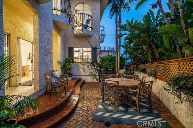 1119 9th Street, Hermosa Beach, California 90254, 5 Bedrooms Bedrooms, ,2 BathroomsBathrooms,Residential,Sold,9th,SB22164330