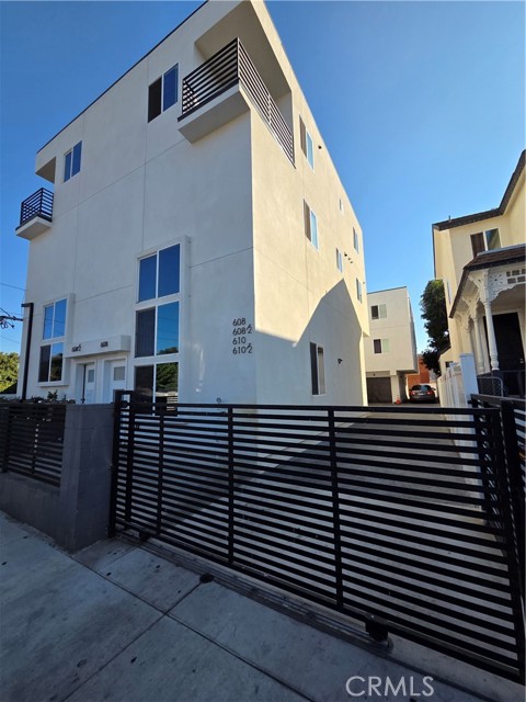 Detail Gallery Image 4 of 45 For 608 E 29th St #608,  Los Angeles,  CA 90011 - 5 Beds | 4 Baths