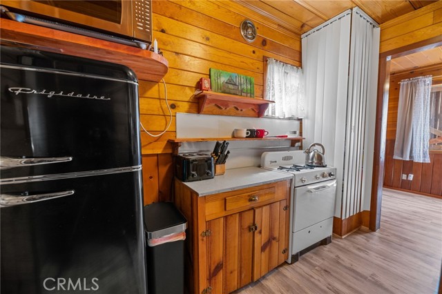 Detail Gallery Image 9 of 20 For 324 Angeles Bld, Big Bear City,  CA 92314 - 2 Beds | 1 Baths