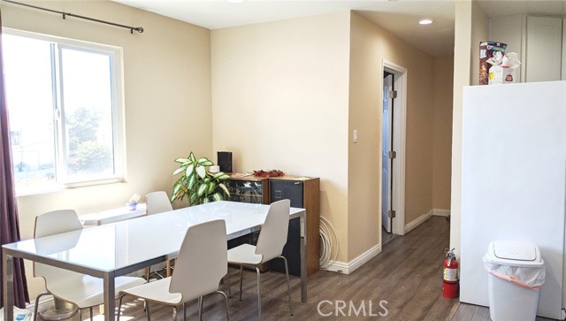 Detail Gallery Image 3 of 17 For 1299 W 37th Dr #3,  Los Angeles,  CA 90007 - 4 Beds | 2 Baths