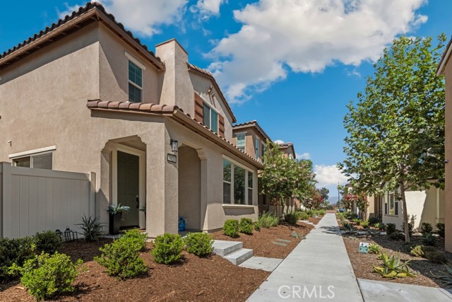 Detail Gallery Image 4 of 45 For 1928 Ray Abril Jr Ln, Colton,  CA 92324 - 4 Beds | 3 Baths