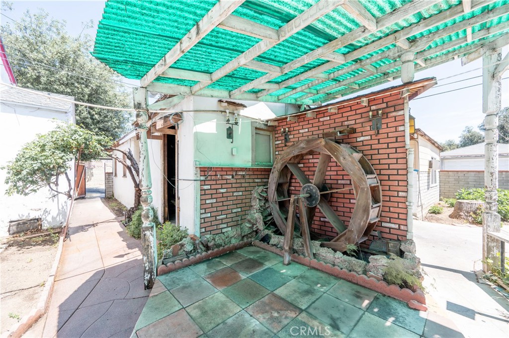 https://media.crmls.org/medias/5e32b275-9cd6-4c12-8c4c-ab2a9e7819e4.jpg?preset=X-Large