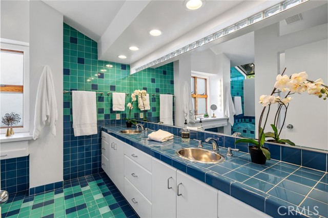 2704 Laurel Avenue, Manhattan Beach, California 90266, 4 Bedrooms Bedrooms, ,4 BathroomsBathrooms,Residential,Sold,Laurel,SB22216035