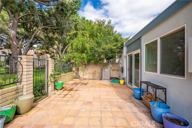 75 Willow Tree Lane, Irvine CA: https://media.crmls.org/medias/5e338c7b-0da2-4821-8d51-423167d6da30.jpg