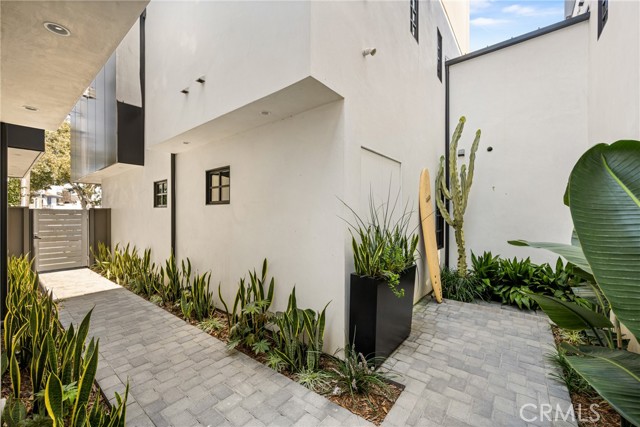 412 29th Street, Newport Beach CA: https://media.crmls.org/medias/5e33f19c-8adb-4c3d-8ec8-218e8af53657.jpg