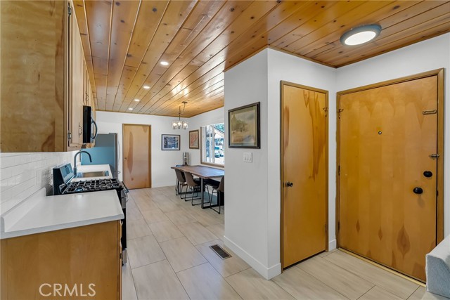 Detail Gallery Image 9 of 32 For 461 N Shore Dr, Big Bear City,  CA 92314 - 3 Beds | 2 Baths