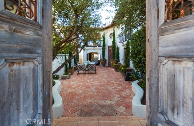 2301 Pacific Drive, Corona del Mar CA: https://media.crmls.org/medias/5e360683-43f0-4120-838f-6ee7a8a910d1.jpg